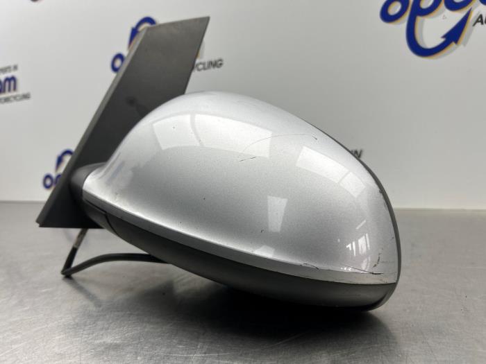 Buitenspiegel links van een Opel Astra J Sports Tourer (PD8/PE8/PF8) 1.7 CDTi 16V 2013