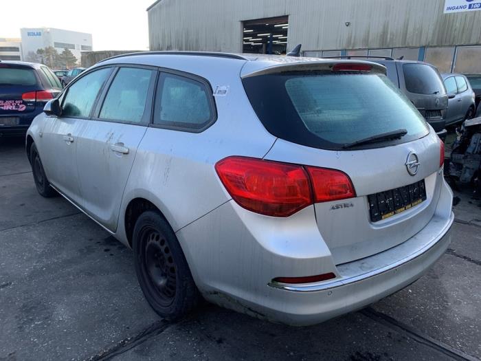 Buitenspiegel links van een Opel Astra J Sports Tourer (PD8/PE8/PF8) 1.7 CDTi 16V 2013