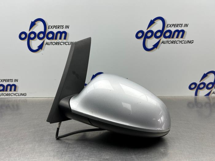 Buitenspiegel links van een Opel Astra J Sports Tourer (PD8/PE8/PF8) 1.7 CDTi 16V 2013