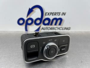 Gebruikte Schakelaar Licht Mercedes B (W247) 2.0 B-200d Prijs € 40,00 Margeregeling aangeboden door Gebr Opdam B.V.