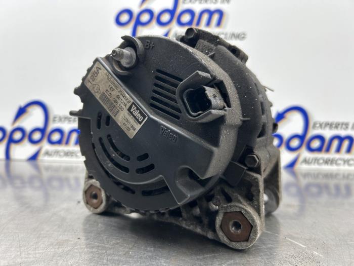 Dynamo från en Opel Vivaro 1.9 DI 2004