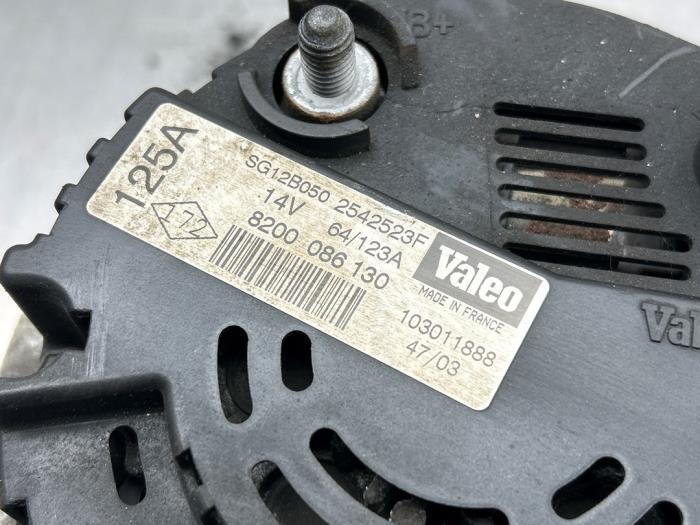 Dynamo från en Opel Vivaro 1.9 DI 2004