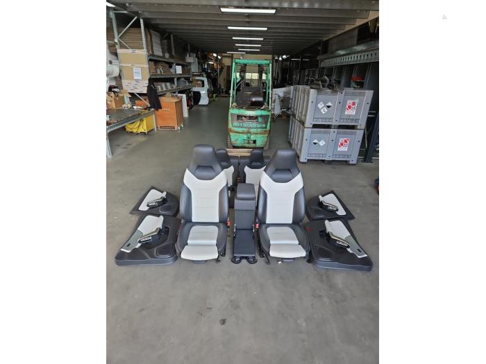 Klädsel, uppsättning (komplett) från en Mercedes-Benz CLA (118.3) 2.0 CLA-220 Turbo 16V 2019