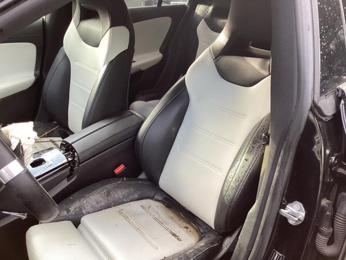 Klädsel, uppsättning (komplett) från en Mercedes-Benz CLA (118.3) 2.0 CLA-220 Turbo 16V 2019