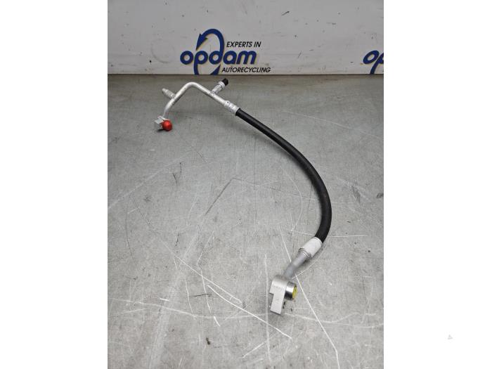 Luftkonditioneringsledning från en Ford Fiesta 7 1.0 EcoBoost 12V Hybrid 125 2022