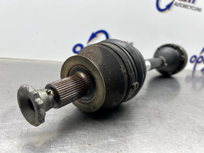 Drivaxel, vänster fram från en Skoda Fabia II Combi 1.2 TDI 12V Greenline 2011