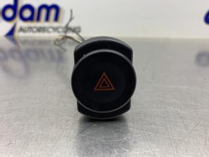 Gebruikte Paniekverlichtings Schakelaar Dacia Sandero I (BS) 1.4 Prijs € 25,00 Margeregeling aangeboden door Gebr Opdam B.V.