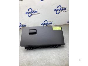 Używane Schowek w desce rozdzielczej Toyota Yaris IV (P21/PA1/PH1) 1.5 12V Hybrid 115 Cena € 75,00 Procedura marży oferowane przez Gebr Opdam B.V.