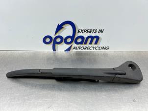 Gebruikte Ruitenwisserarm achter Renault Grand Scénic II (JM) 2.0 16V Prijs € 25,00 Margeregeling aangeboden door Gebr Opdam B.V.