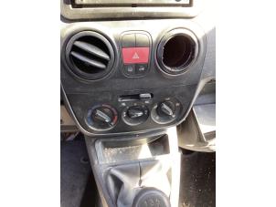 Gebruikte Kachel Bedieningspaneel Peugeot Bipper (AA) 1.4 HDi Prijs € 40,00 Margeregeling aangeboden door Gebr Opdam B.V.