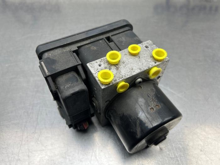 ABS Pomp van een Ford C-Max (DM2) 1.8 16V 2008