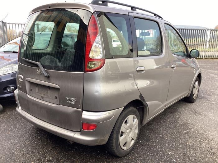 Portier 4Deurs rechts-achter van een Toyota Yaris Verso (P2) 1.3 16V 2004