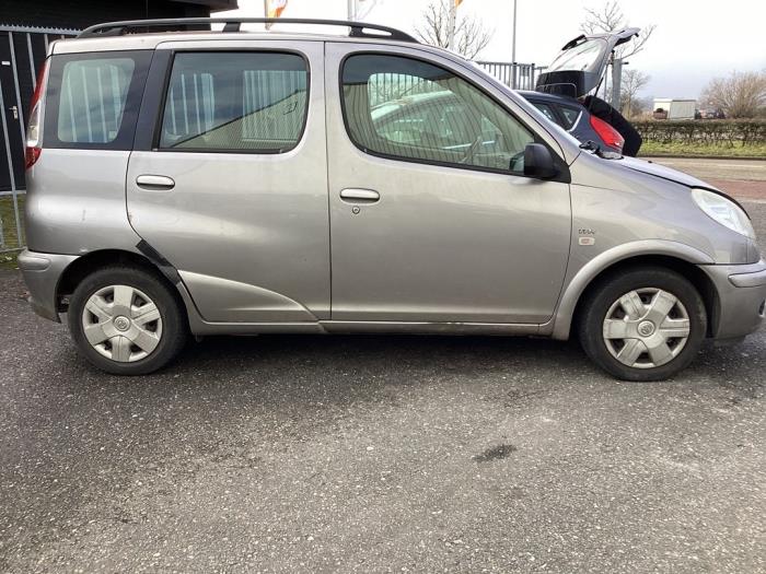 Portier 4Deurs rechts-achter van een Toyota Yaris Verso (P2) 1.3 16V 2004