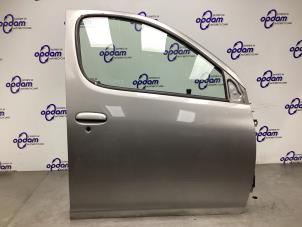 Begagnade Framdörr, 4-dörrars, höger Toyota Yaris Verso (P2) 1.3 16V Pris € 150,00 Marginaltabell erbjuds av Gebr Opdam B.V.
