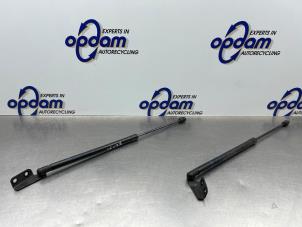 Gebruikte Set Gasdempers Achterklep Suzuki Celerio (LF) 1.0 12V Dualjet Prijs € 30,00 Margeregeling aangeboden door Gebr Opdam B.V.