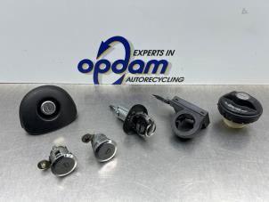 Begagnade Cylinderlåsuppsättning (komplett) Suzuki Wagon-R+ (RB) 1.2 16V Pris € 60,00 Marginaltabell erbjuds av Gebr Opdam B.V.