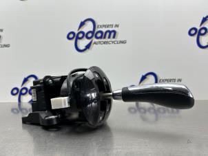 Używane Dzwignia wyboru automatycznej skrzyni biegów Fiat 500C (312) 0.9 TwinAir 80 Cena € 75,00 Procedura marży oferowane przez Gebr Opdam B.V.