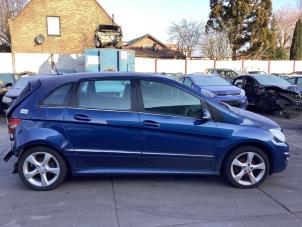 Begagnade Framdörr, 4-dörrars, höger Mercedes B (W245) 1.7 B-180 16V Pris € 200,00 Marginaltabell erbjuds av Gebr Opdam B.V.