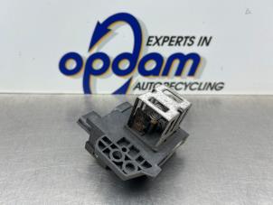 Używane Opornica wentylatora Smart Fortwo Coupé (453.3) 1.0 12V Cena € 35,00 Procedura marży oferowane przez Gebr Opdam B.V.