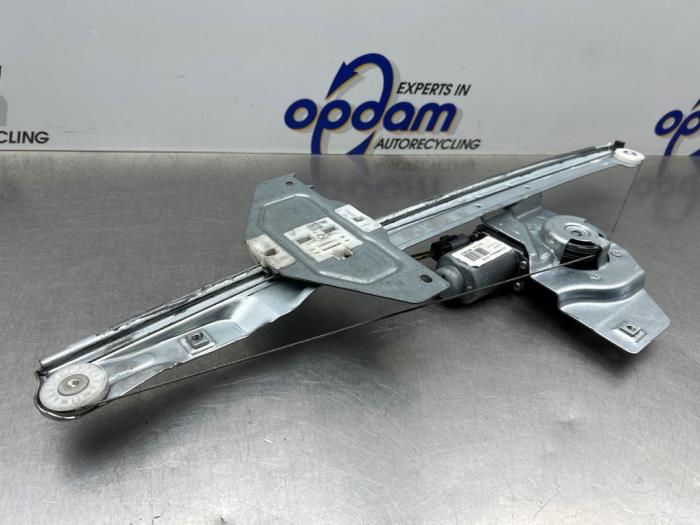 Fönstermekanism, 2-dörrars, höger fram från en Peugeot Partner (GC/GF/GG/GJ/GK) 1.6 HDI 90 16V 2010