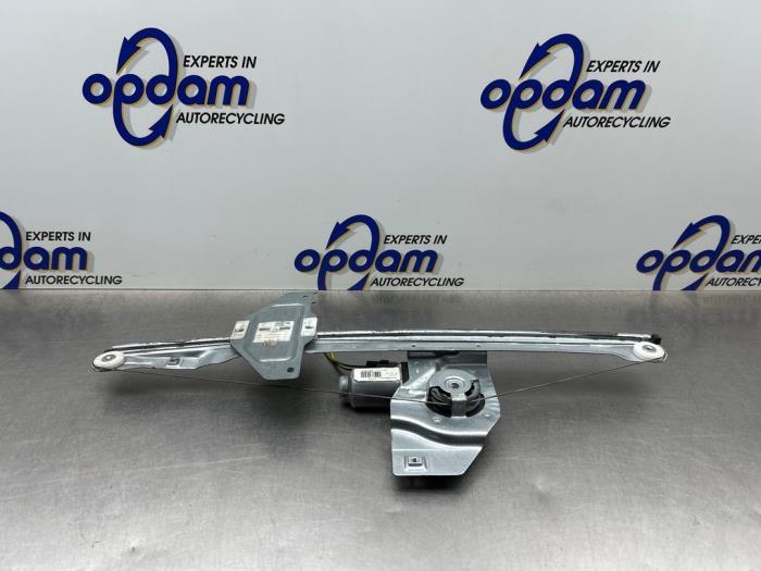 Fönstermekanism, 2-dörrars, höger fram från en Peugeot Partner (GC/GF/GG/GJ/GK) 1.6 HDI 90 16V 2010