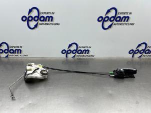 Begagnade Dörrmekanism, 4-dörrars, höger bak Daihatsu Cuore (L251/271/276) 1.0 12V DVVT Pris € 40,00 Marginaltabell erbjuds av Gebr Opdam B.V.