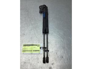 Gebruikte Gasdemperset Kofferdeksel Opel Karl 1.0 12V Prijs € 35,00 Margeregeling aangeboden door Gebr Opdam B.V.