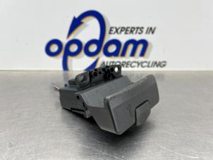 Gebruikte Handrem schakelaar Renault Vel Satis (BJ) 3.5 V6 24V Autom. Prijs € 40,00 Margeregeling aangeboden door Gebr Opdam B.V.