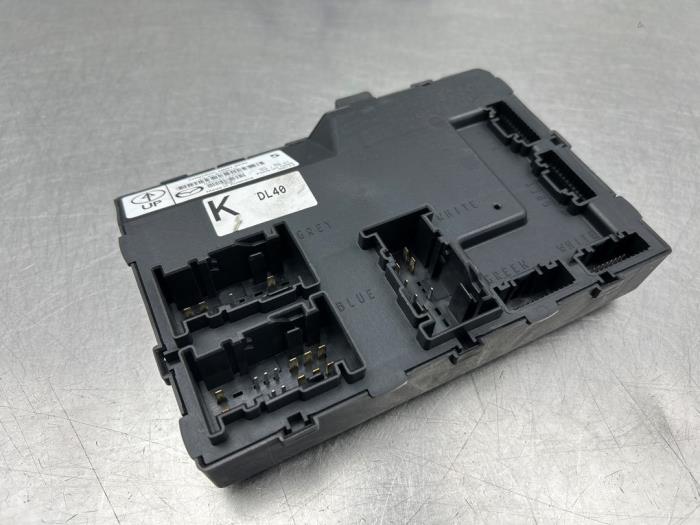 Dator , karosskontroll (BCM) från en Mazda 2 (DE) 1.3 16V S-VT 2010