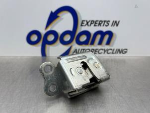 Begagnade Låsmekanism, baklucka Toyota Yaris (P1) 1.0 16V VVT-i Pris € 25,00 Marginaltabell erbjuds av Gebr Opdam B.V.