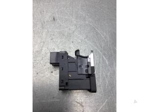 Begagnade Brytare, parkeringsbroms Seat Leon ST (5FF) 2.0 TSI Cupra 300 16V Pris € 15,00 Marginaltabell erbjuds av Gebr Opdam B.V.