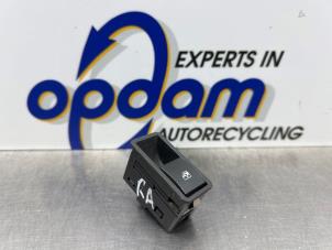 Begagnade Brytare, eldrivna fönster Opel Astra H SW (L35) 1.6 16V Twinport Pris € 15,00 Marginaltabell erbjuds av Gebr Opdam B.V.