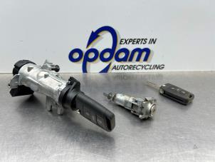 Begagnade Cylinderlåsuppsättning (komplett) Skoda Fabia III Combi (NJ5) 1.0 TSI 12V Pris € 150,00 Marginaltabell erbjuds av Gebr Opdam B.V.