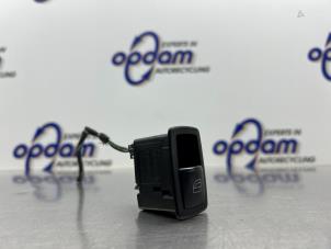 Begagnade Brytare, eldrivna fönster Mercedes A (W169) 1.5 A-150 5-Drs. Pris € 20,00 Marginaltabell erbjuds av Gebr Opdam B.V.