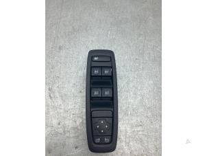 Gebruikte Elektrisch Raam Schakelaar Renault Megane IV Estate (RFBK) 1.5 Energy dCi 110 Prijs € 50,00 Margeregeling aangeboden door Gebr Opdam B.V.