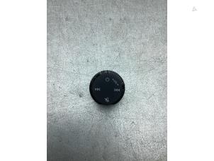 Używane Panel obslugi radia Audi A3 Sportback (8YA) 1.0 30 TFSI 12V Mild hybrid Cena € 25,00 Procedura marży oferowane przez Gebr Opdam B.V.