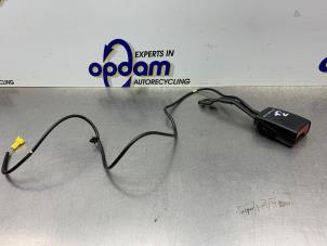 Begagnade Främre bältesspänne, höger Mercedes E (W211) 3.0 E-280 V6 24V Pris € 25,00 Marginaltabell erbjuds av Gebr Opdam B.V.