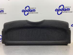 Używane Pólka tylna Peugeot 206+ (2L/M) 1.4 XS Cena € 40,00 Procedura marży oferowane przez Gebr Opdam B.V.