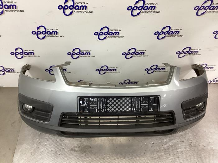 Främre stötfångare från en Ford Focus C-Max 1.8 16V 2004