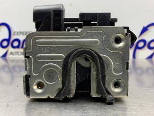 Begagnade Dörrlåsmekanism, 4-dörrars, höger fram Dacia Sandero I (BS) 1.4 Pris € 50,00 Marginaltabell erbjuds av Gebr Opdam B.V.