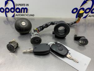 Gebruikte Slotenset Cilinder (compleet) Dacia Sandero I (BS) 1.4 Prijs € 85,00 Margeregeling aangeboden door Gebr Opdam B.V.