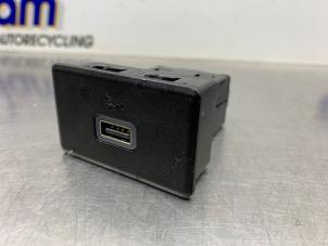 Gebruikte AUX/USB aansluiting Opel Karl 1.0 12V Prijs € 25,00 Margeregeling aangeboden door Gebr Opdam B.V.