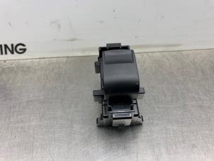 Gebruikte Raam schakelaar elektrisch Toyota Yaris III (P13) 1.5 16V Hybrid Prijs € 20,00 Margeregeling aangeboden door Gebr Opdam B.V.