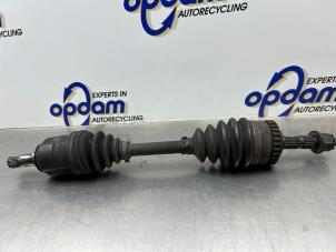 Begagnade Drivaxel, vänster fram Opel Corsa C (F08/68) 1.2 16V Twin Port Pris € 50,00 Marginaltabell erbjuds av Gebr Opdam B.V.