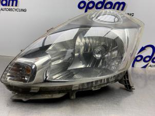 Gebruikte Koplamp links Daihatsu Sirion 2 (M3) 1.3 16V DVVT Prijs € 60,00 Margeregeling aangeboden door Gebr Opdam B.V.