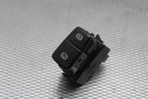 Gebruikte Handrem schakelaar Volvo XC40 (XZ) 1.5 T3 12V Prijs € 50,00 Margeregeling aangeboden door Gebr Opdam B.V.