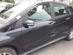 Begagnade Dörr, 4-dörrars, vänster fram Mercedes B (W245) 1.7 B-170 16V Pris € 175,00 Marginaltabell erbjuds av Gebr Opdam B.V.
