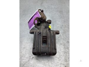 Używane Zacisk hamulcowy prawy tyl Audi A3 Sportback (8PA) 1.6 FSI 16V Cena € 30,00 Procedura marży oferowane przez Gebr Opdam B.V.