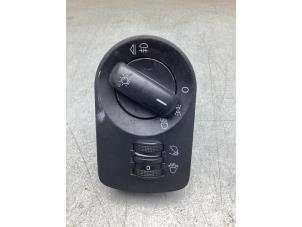 Gebruikte Licht Schakelaar Audi A3 Sportback (8PA) 1.6 FSI 16V Prijs € 30,00 Margeregeling aangeboden door Gebr Opdam B.V.