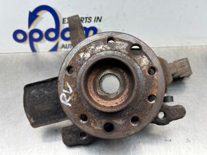 Gebruikte Fusee rechts-voor Opel Astra H SW (L35) 1.6 16V Twinport Prijs € 50,00 Margeregeling aangeboden door Gebr Opdam B.V.